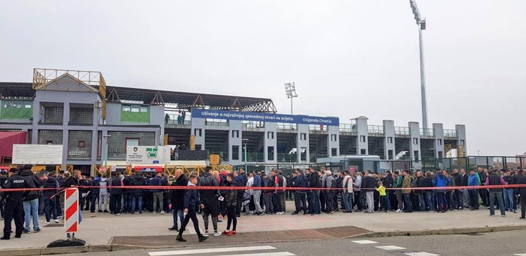 Torcida ostala ispred stadiona Gorice
